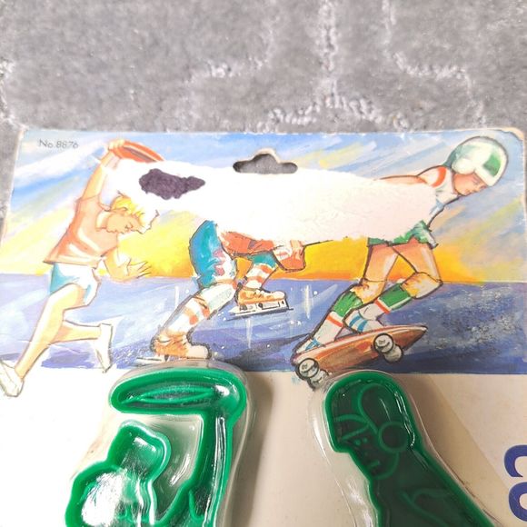 VINTAGE SPORTS THEME COOKIE CUTTERS NOS 1989 LK MANUFACTURING BAKING NIP RARE - Picture 7 of 7